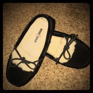 Minnetonka cozy black slippers. Size 6.5